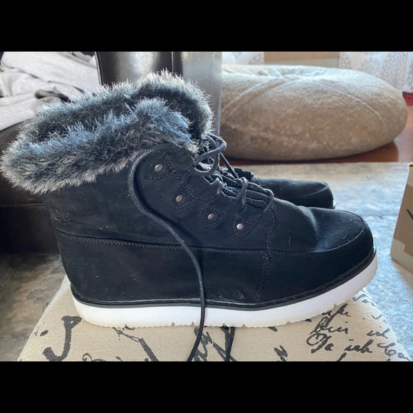 Women’s boots - Picture 1 of 2